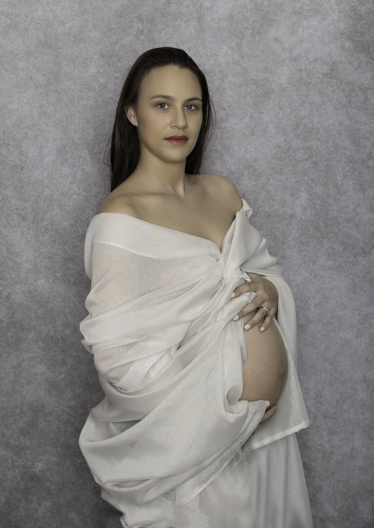 MATERNITY SESSION USING FABRIC WRAPS TO DRESS PREGNANT LADY