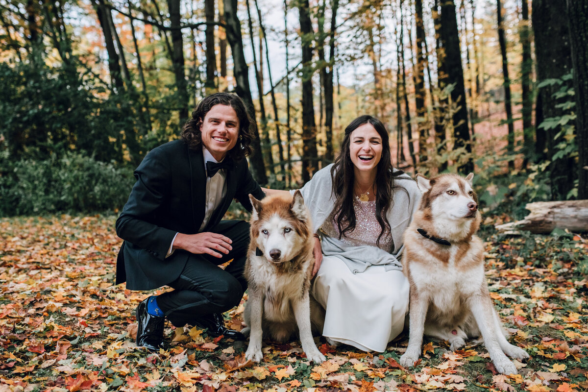 bride-groom-huskies-foliage