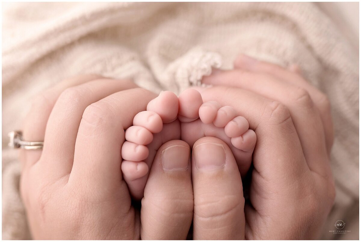 Mom holdings hands with newborn baby from Medina 