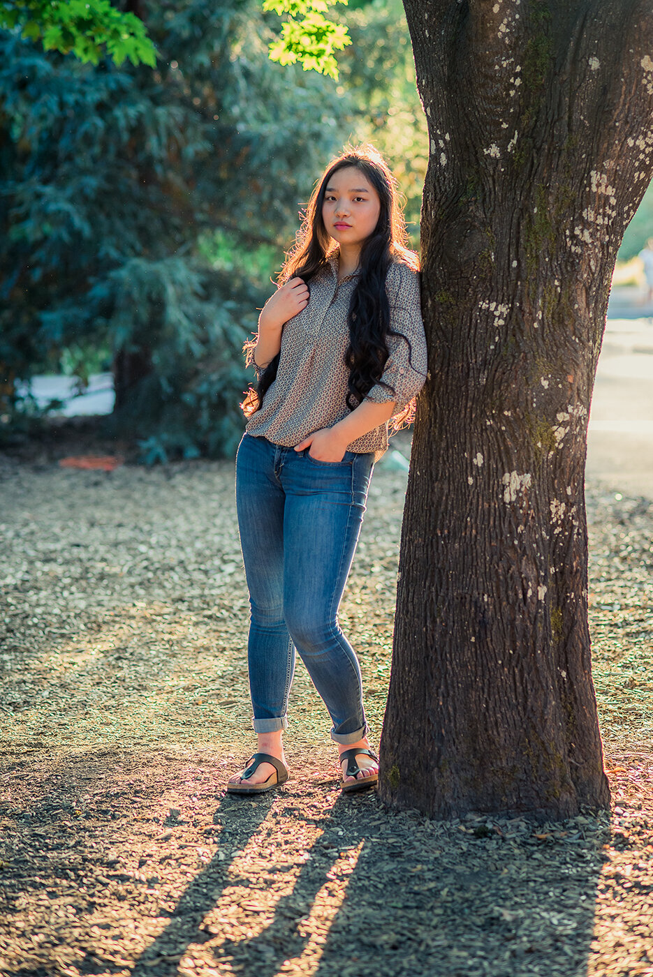 senior girl leaning on tree