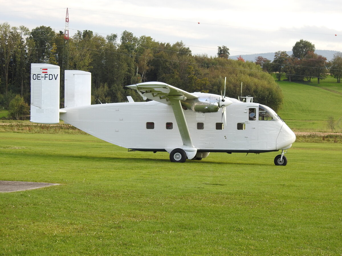 Zu sehen ist die Pink Skyvan in Seitenstätten. Sie steht in einer saftigen Wiesen und wartet auf motivierte Springer
