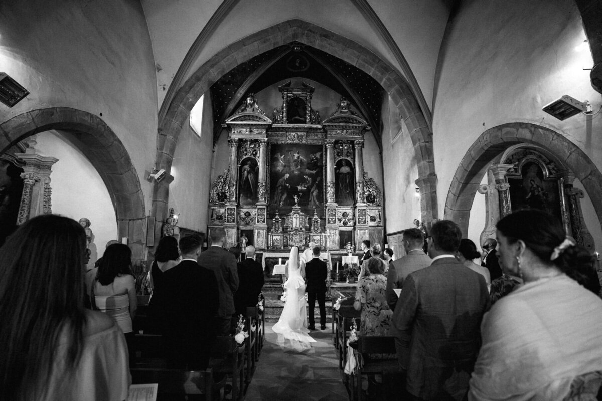 religious-wedding-ceremony-white-floral-decor-france1
