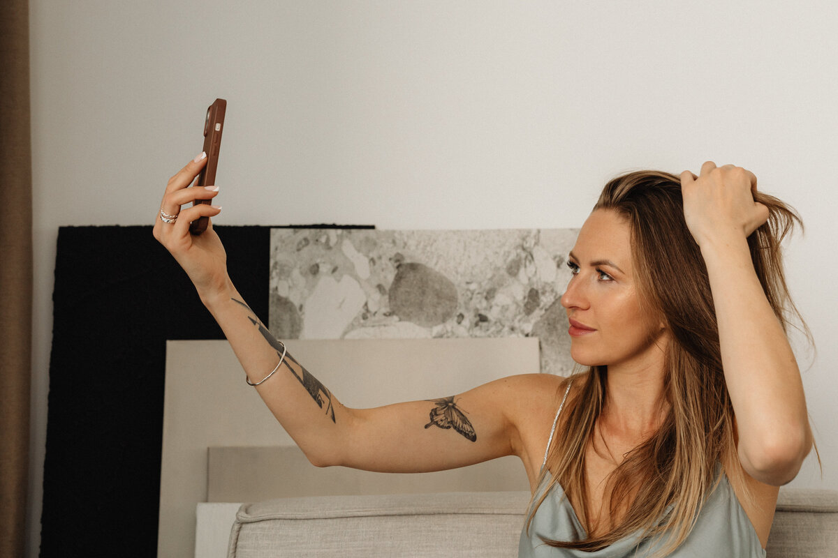 kaboompics_cell-phone-iphone-computer-selfie-32233