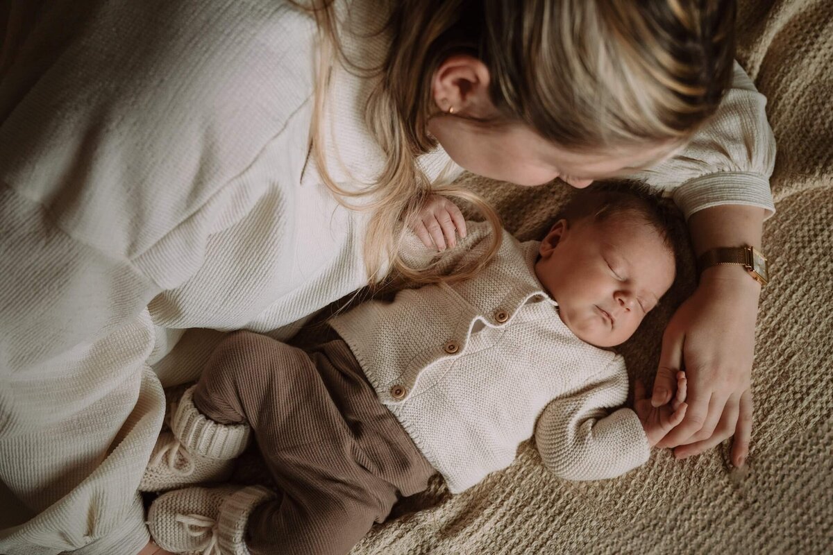 moeder liggend met slapende baby