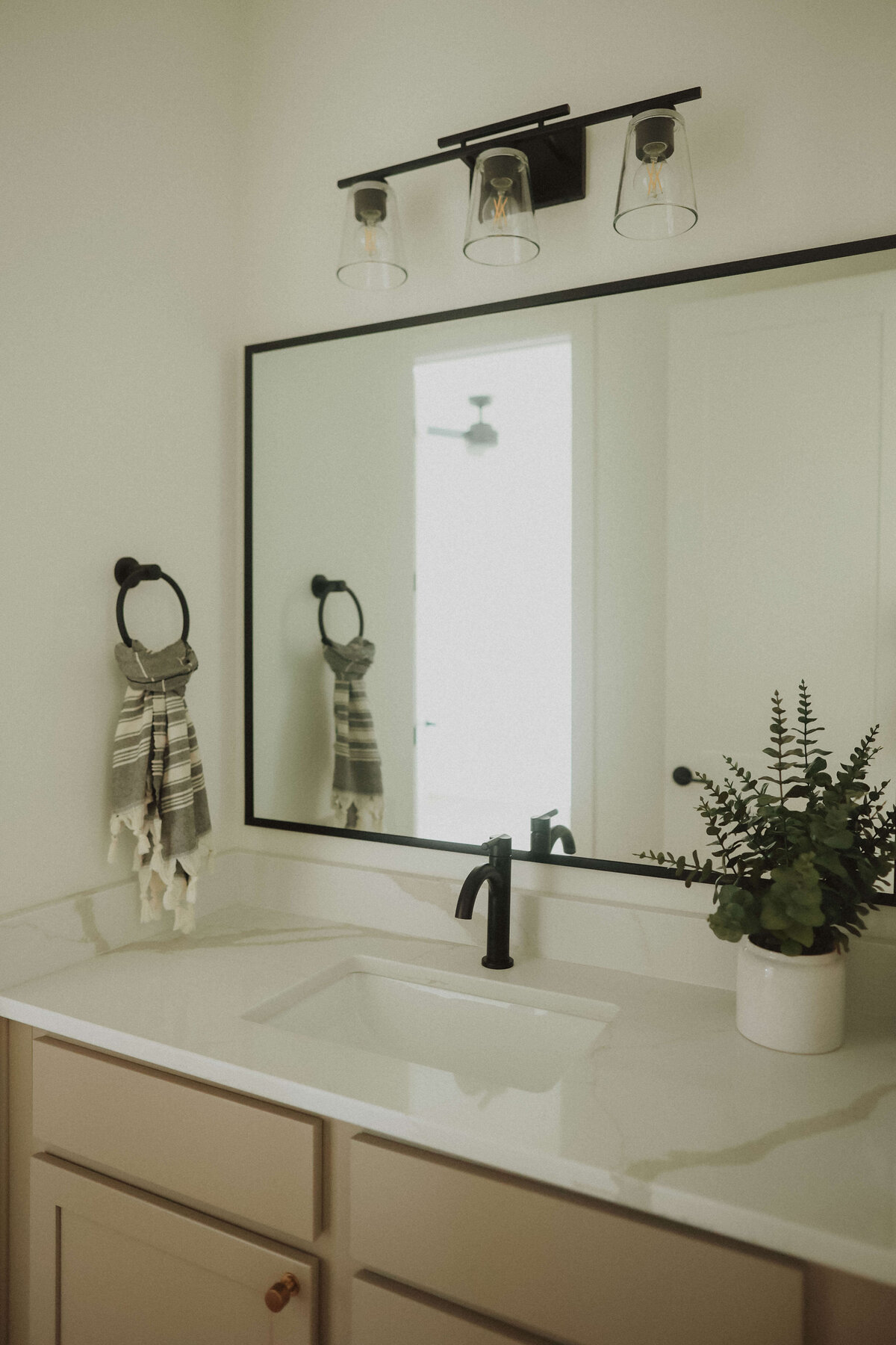 500-Bathroom-Waukee-Central-Iowa-Custom-Home-JRL-Builders-3F1A9781