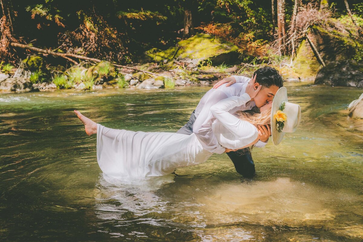 big-sur-river-elopement-kiss