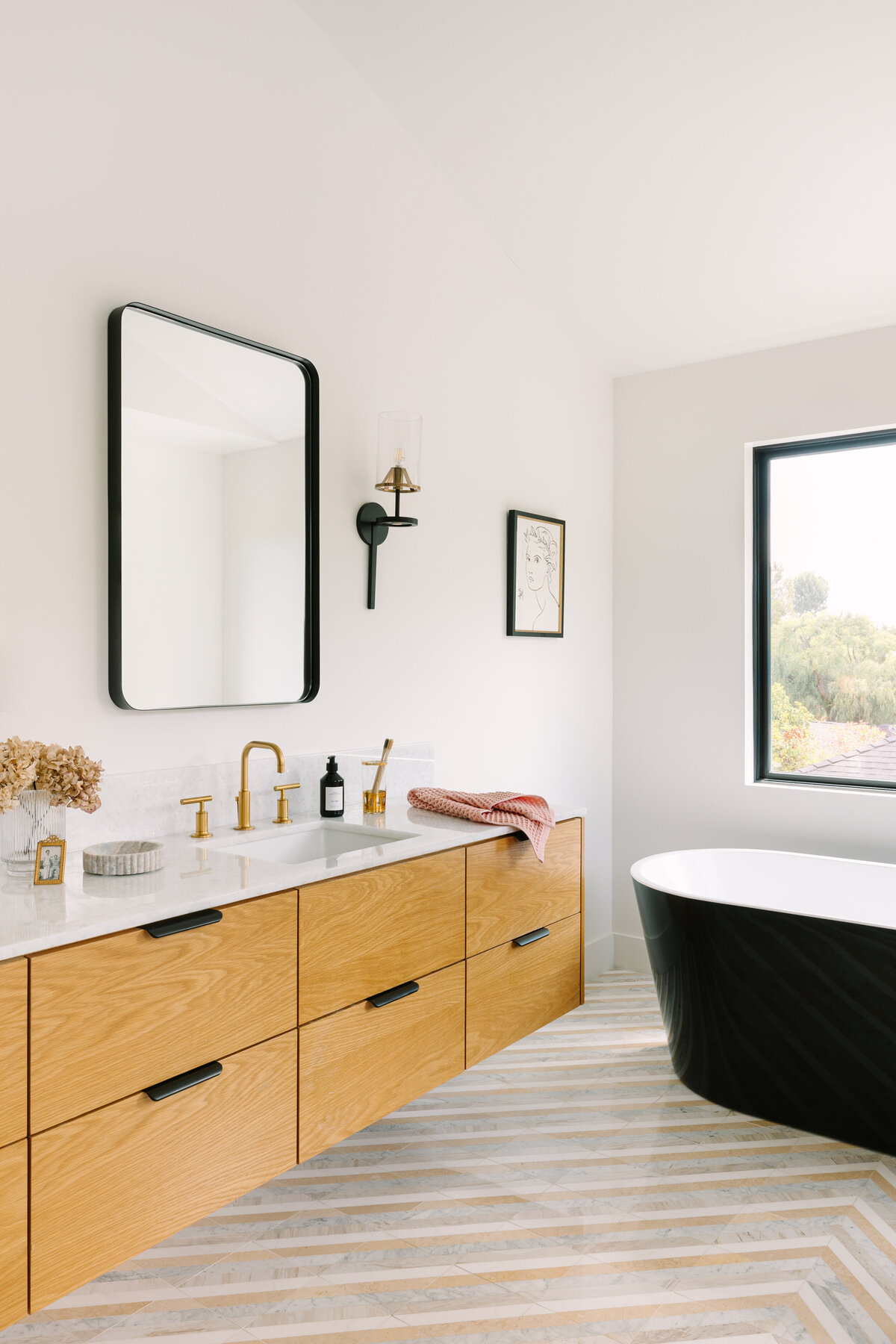 Mixing black and brass gold hardware and plumbing