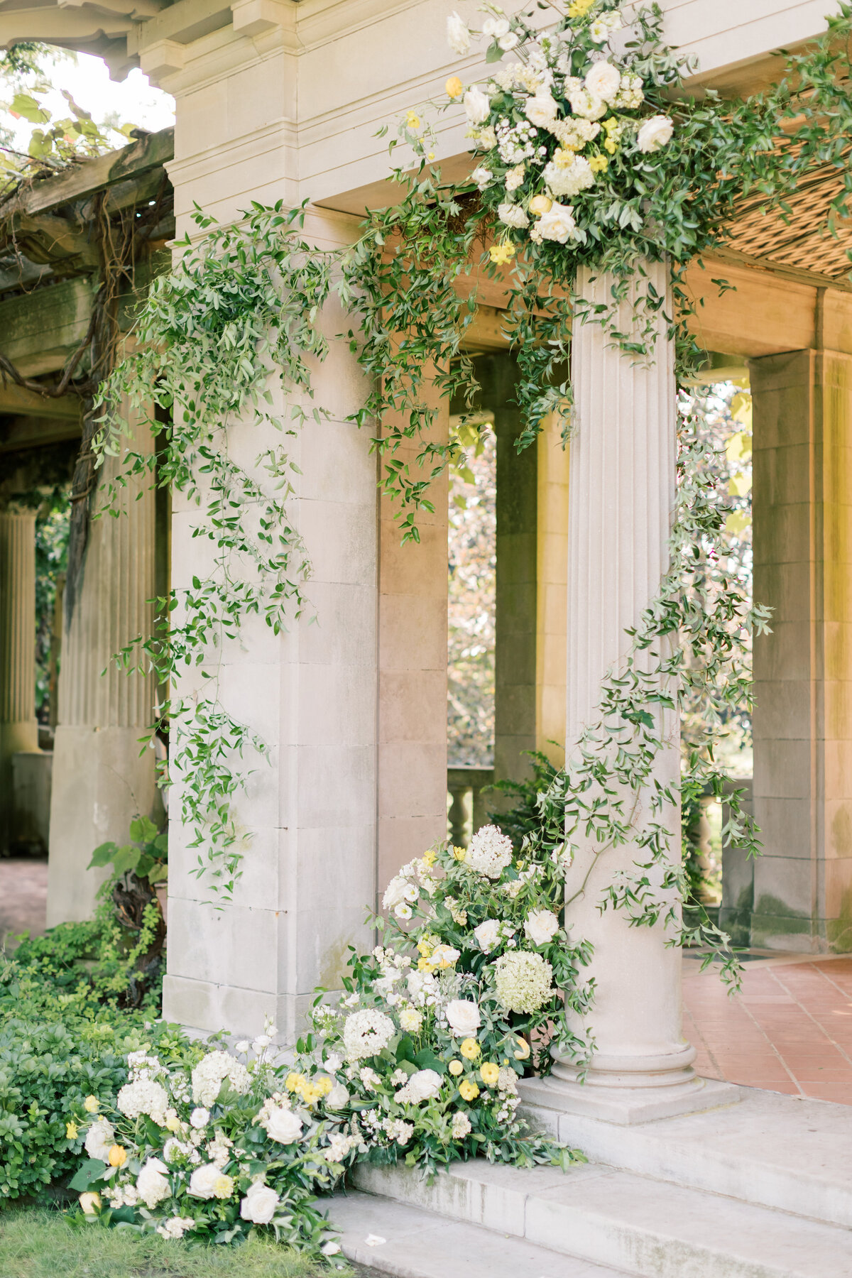 eoilia-mansion-pillar-floral-arrangements-connecticut-wedding-planner