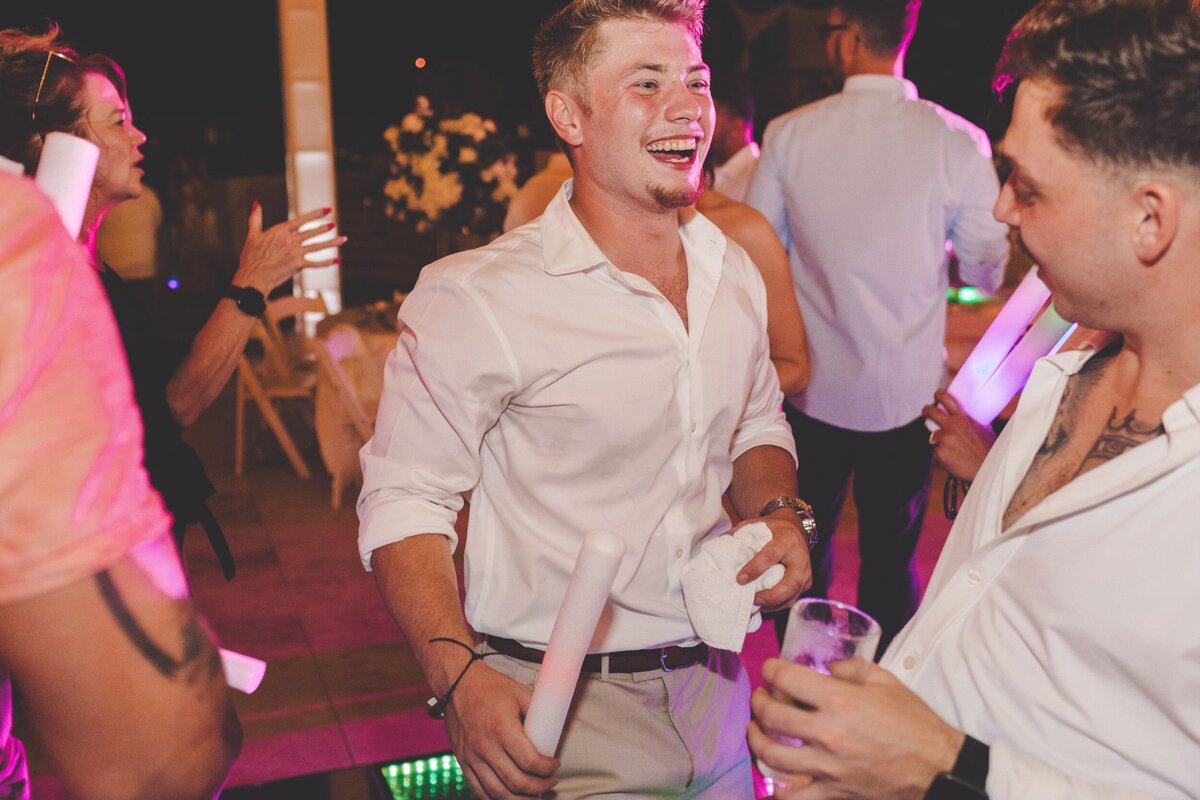Guets dancing at wedding in Cancun