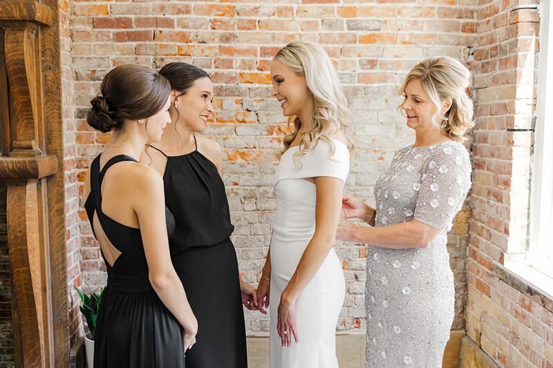 Bride Getting Ready with Mom and Bridesmaids at The Loft on 6th048