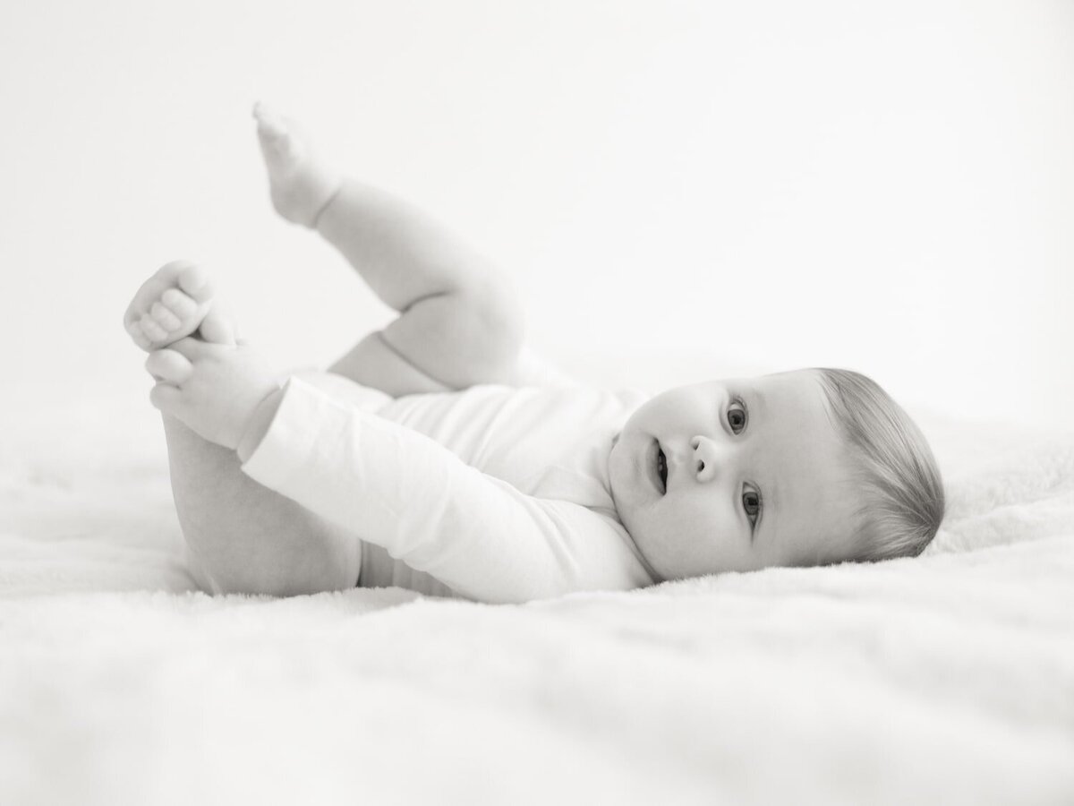 Portrait en douceur d'un bébé paisible capturé par un photographe spécialisé à Bordeaux