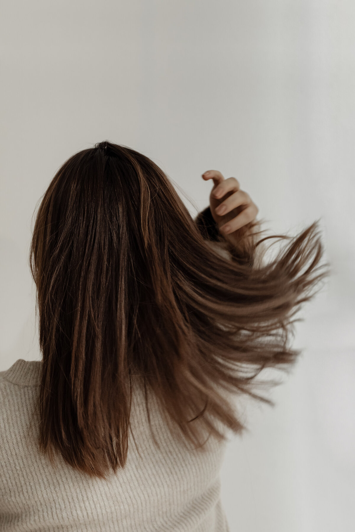 kaboompics_the-back-of-a-young-woman-medium-length-brown-straight-hair-29182