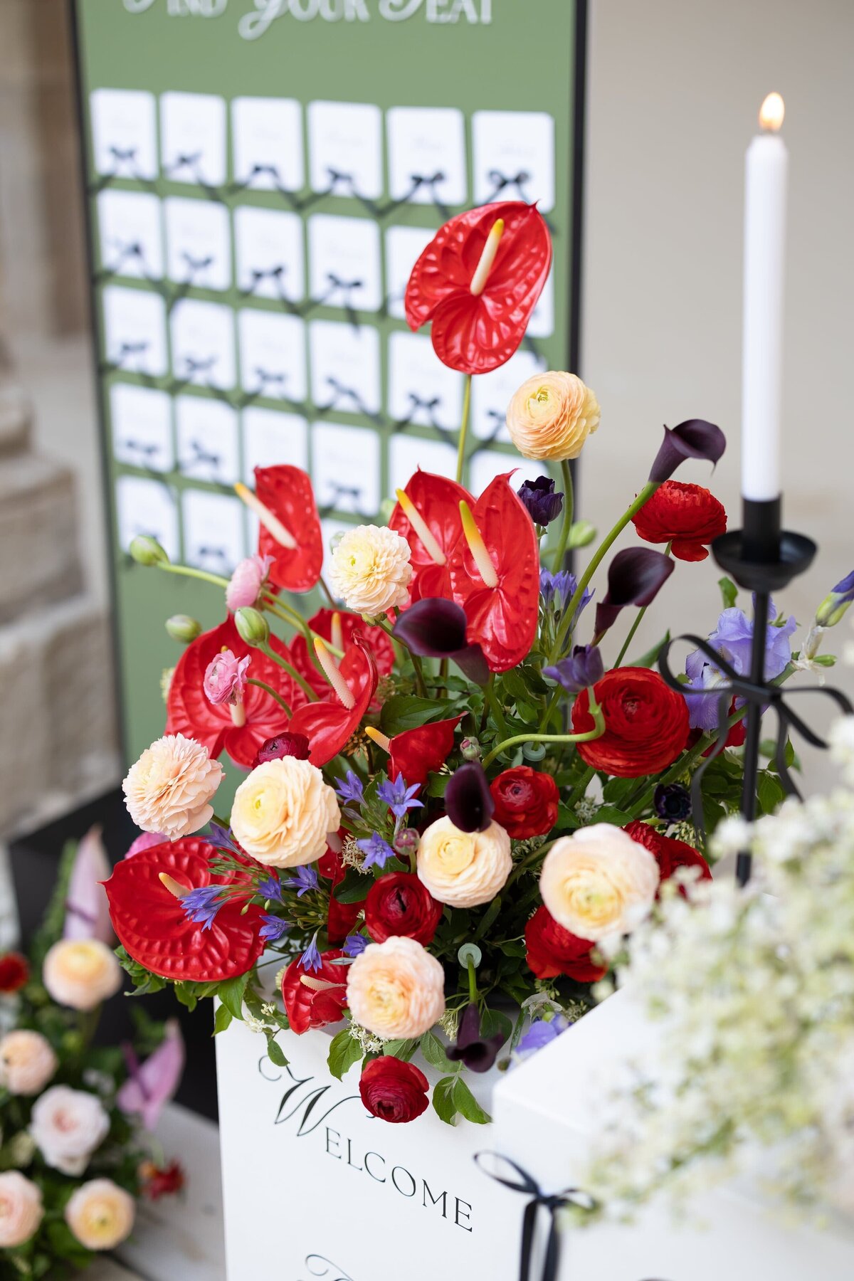 colonne-de-bienvenue-avec-nœud-en-ruban-et-composition-florale