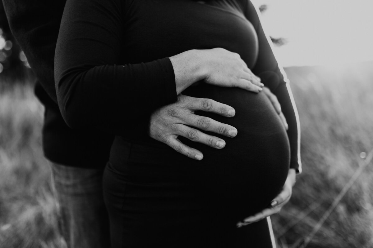 MATERNITY SESSION BEFORE SUNSET