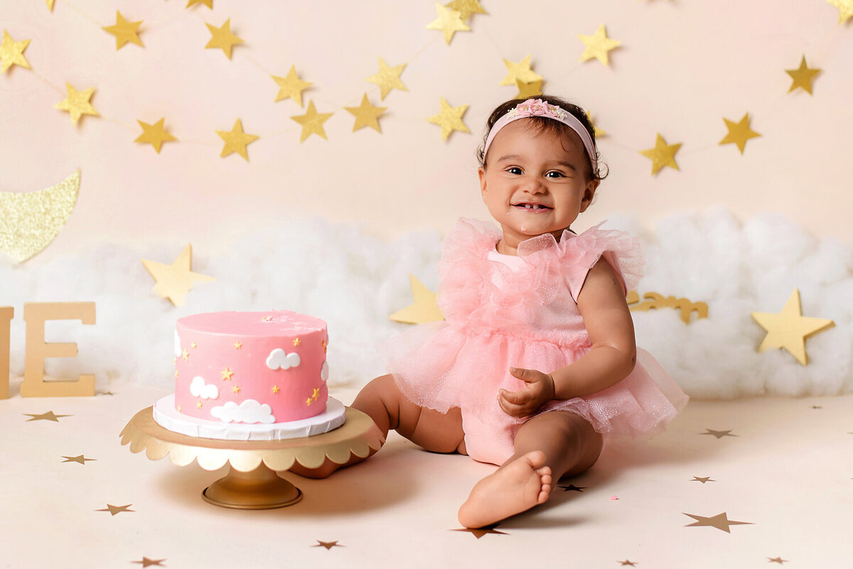 mobile-inhome-cakesmash-photography_vancouver-fraser-valley_first-birthday-pink-white-stars-clouds-theme02