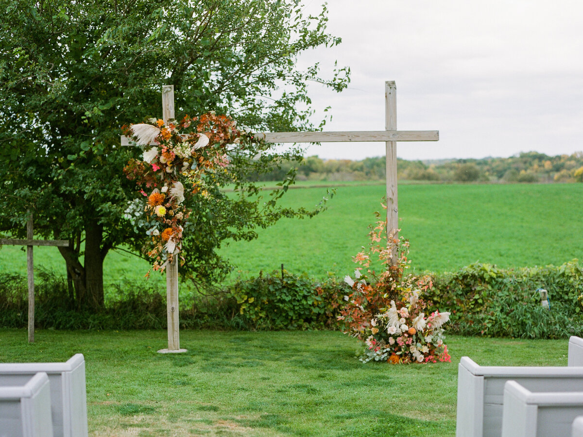 wedding arch at legacy hill farm, florist studio fleurette