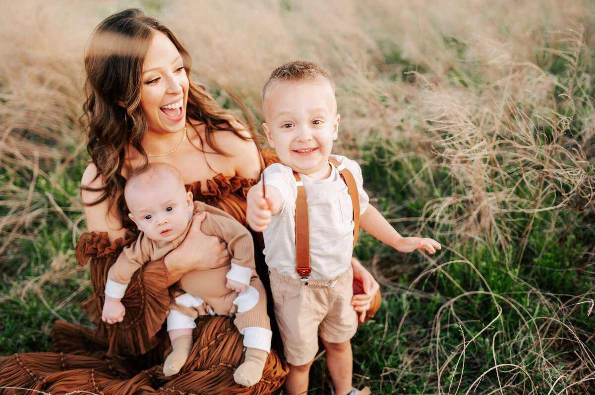 family picture in Springfield MO of mom laughing with kids