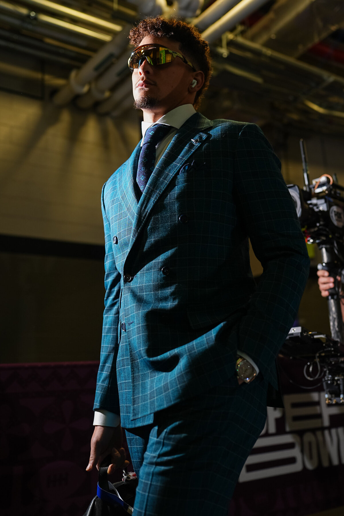 kansas-city-sports-photography-chiefs-0080-athlete-arrival-blue-suit