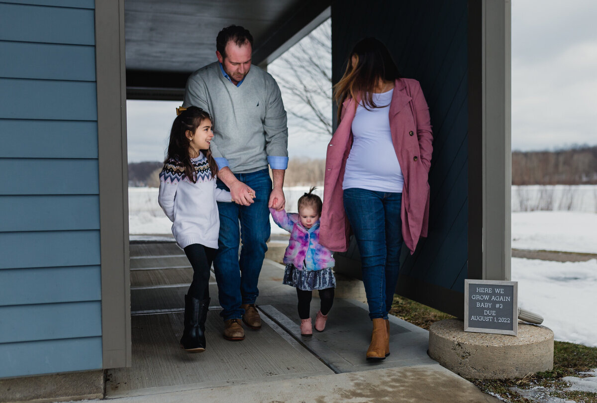 Family lifestyle photoshoot with mom, dad, and two children.