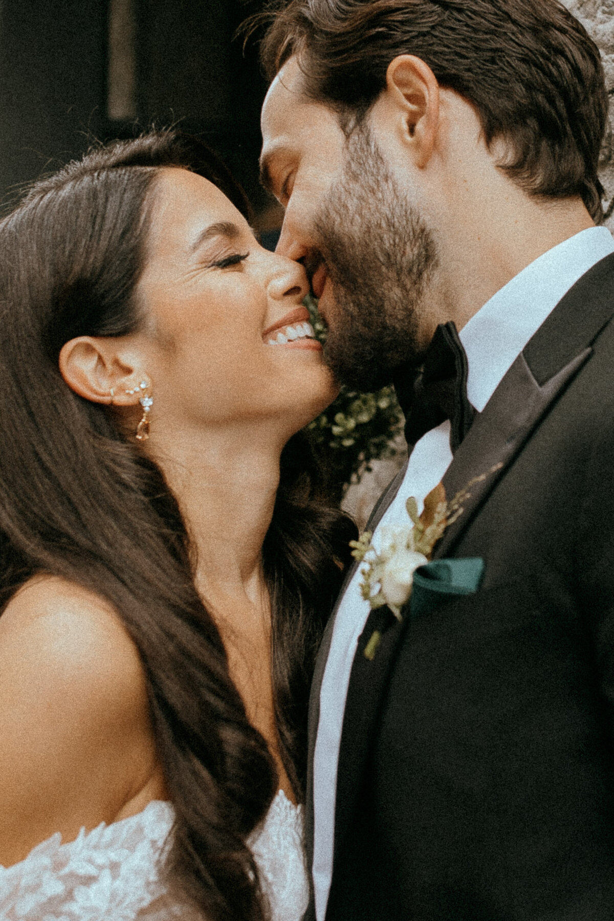 bride-groom-kissing-raphaelle-granger-luxury-wedding-photographer-montreal-toronto