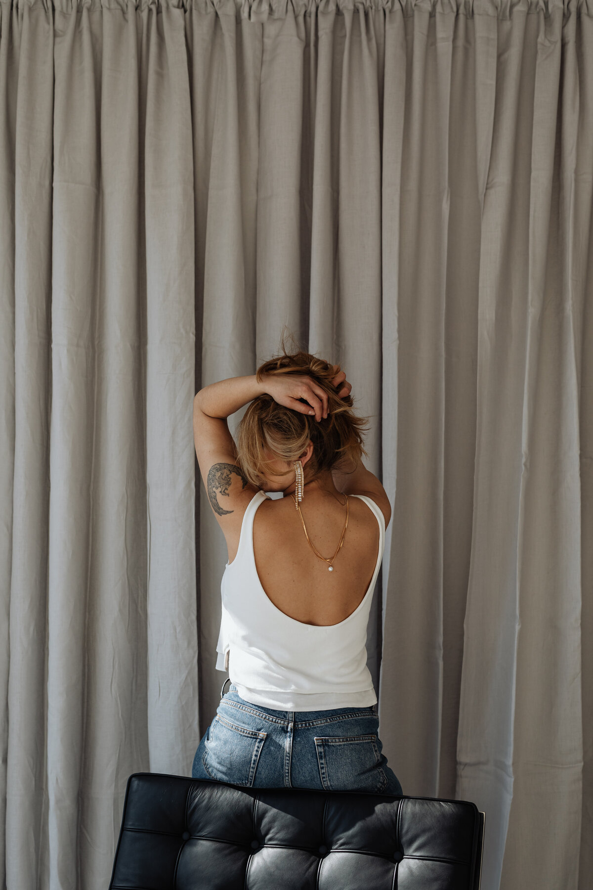 kaboompics_woman-is-wearing-pearls-and-jewelry-25794