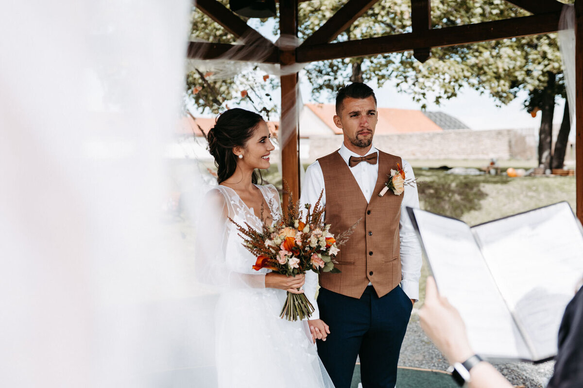 Svatebni_fotograf_Praha_Dvur_Certousy_fotografka_Karolina_Ticha16