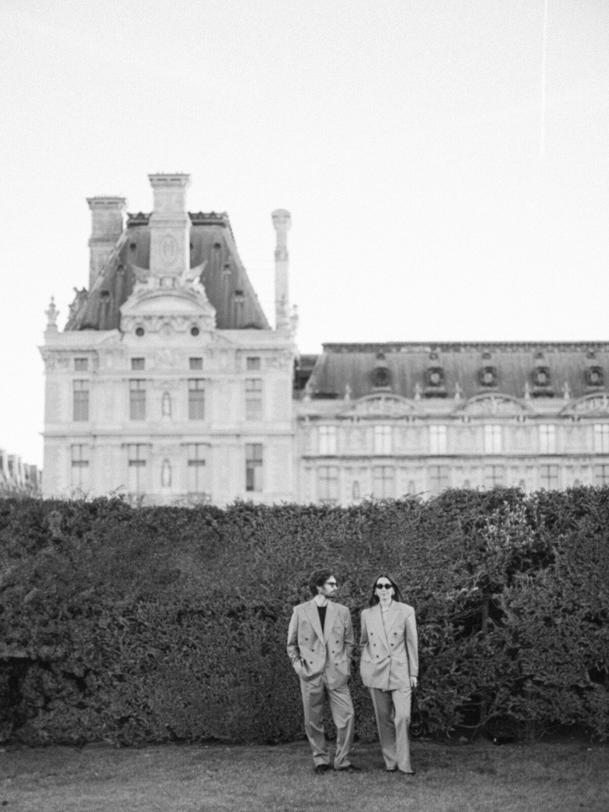 Engagement session Paris Louvres Tuileries Thomas Raboteur Luxury Wedding (5 sur 45)-2