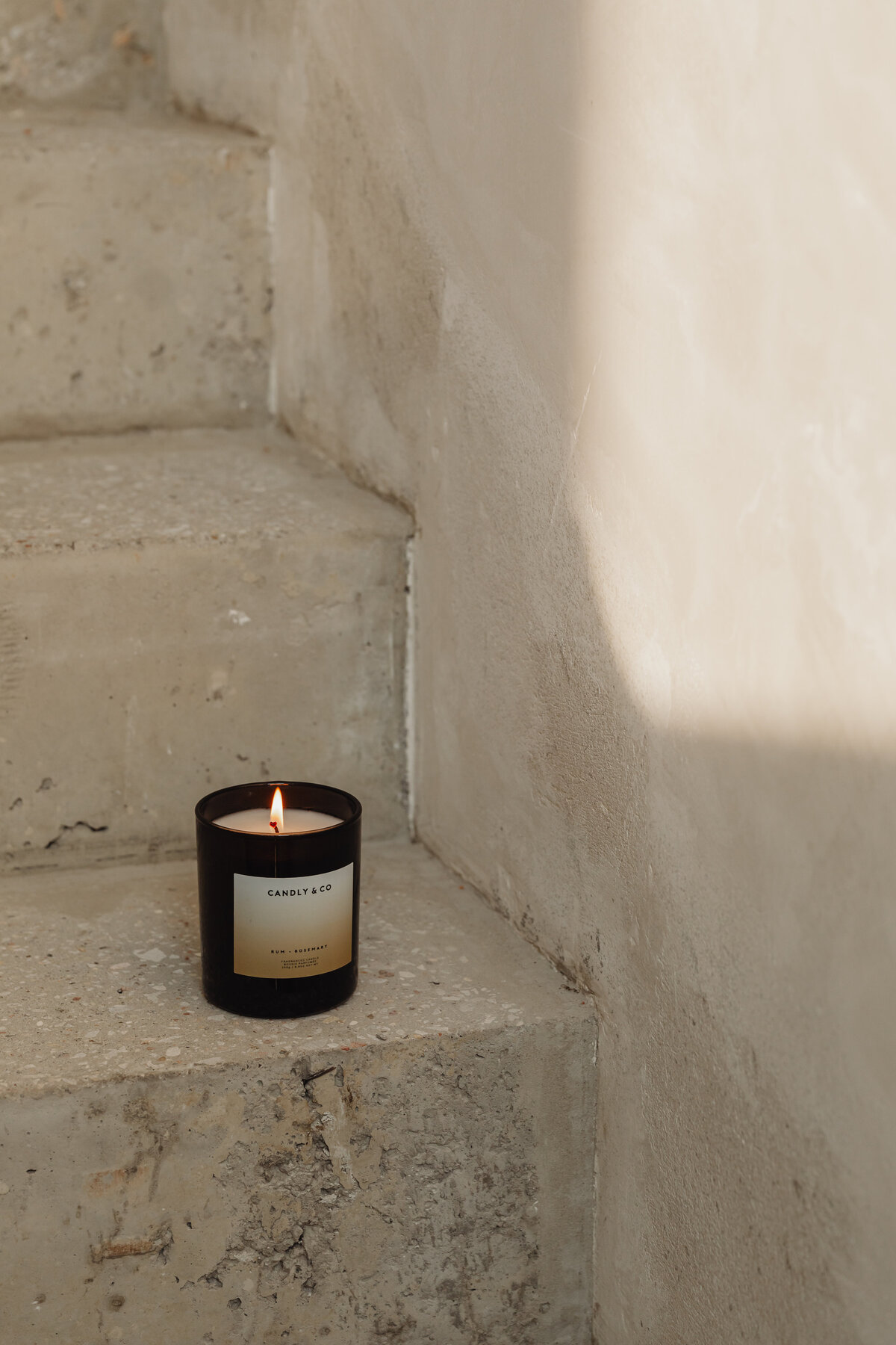 kaboompics_product-photography-candles-and-diffuser-fragrances-branding-packaging-29025