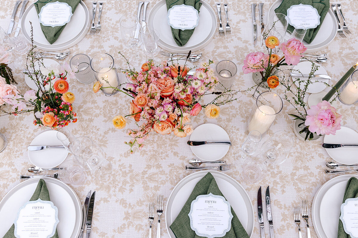 spring-wedding-place-setting-wildflower-centerpiece