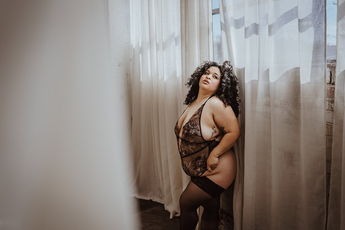 window-light-boudoir-pose-the-storyteller-studio-des-moines-storyteller-collective-photo-co