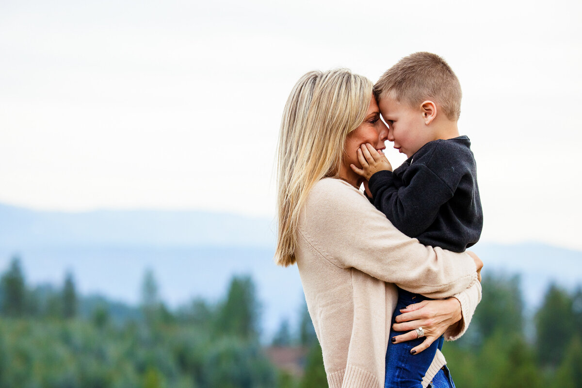 mother-son-portrait-outdoors-coeur-dalene