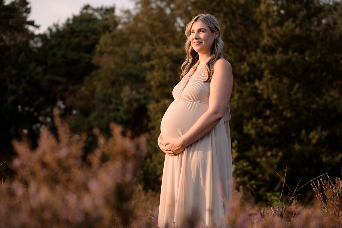 Joenne-Bokhorst-Fotografie-zwangerschapsshoot-zomer-Apeldoorn-10