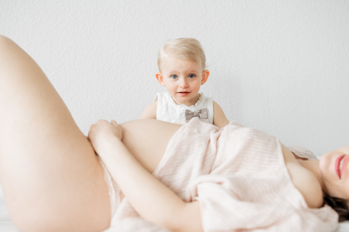 Babybauchshooting_Schwangerschaftsboudoir_Schwangerschaftsshooting_Motherhood_Homestory_Lifestylefotograf_SvetlanaLobanova_UlrikeThi_107_web_