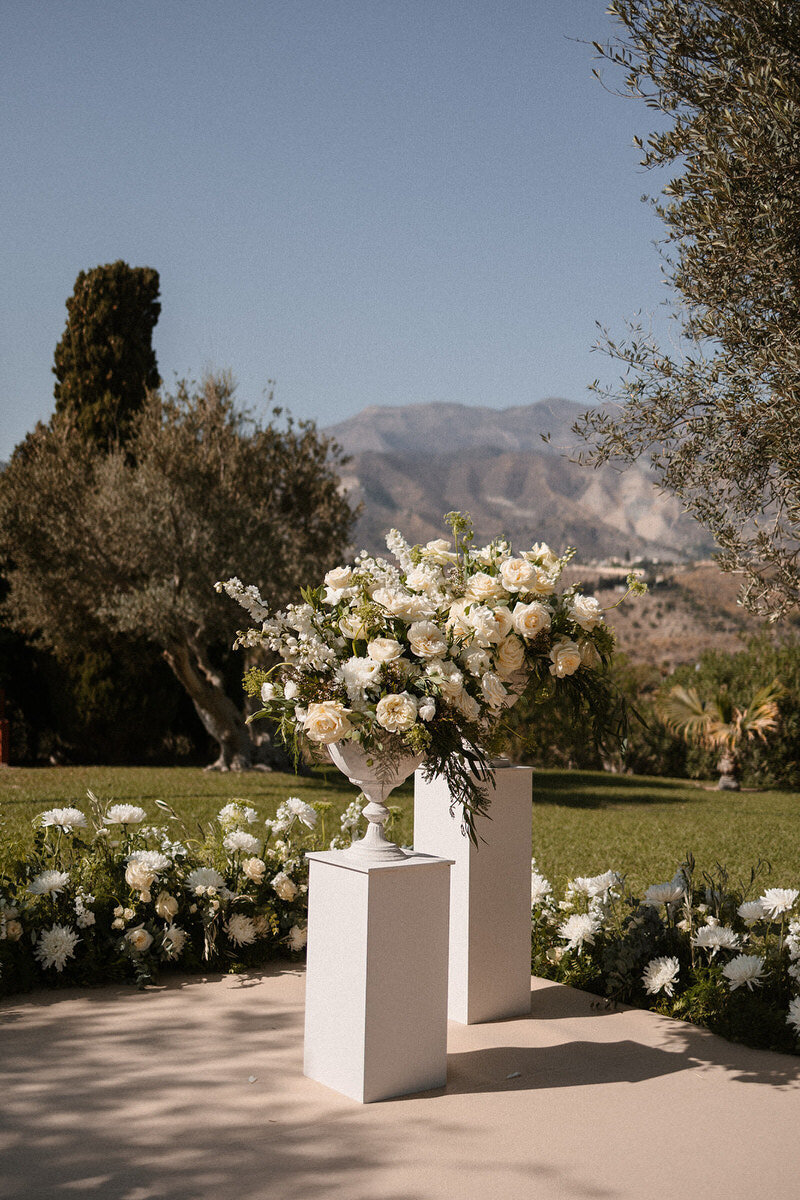 wedding-decor-south-of-spain-ceremony-flowers-laurianevega