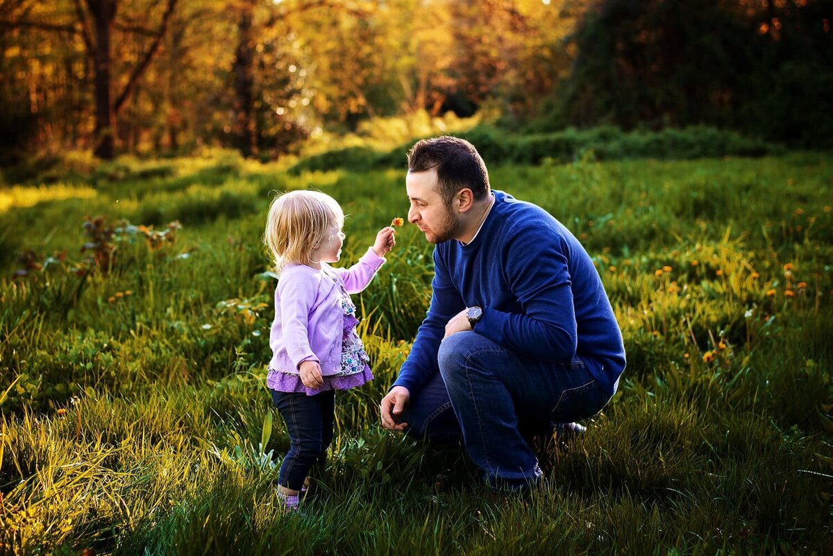 outdoor-family-photography_vancouver-fraser-valley_deer-lake-park_toddler-father-field