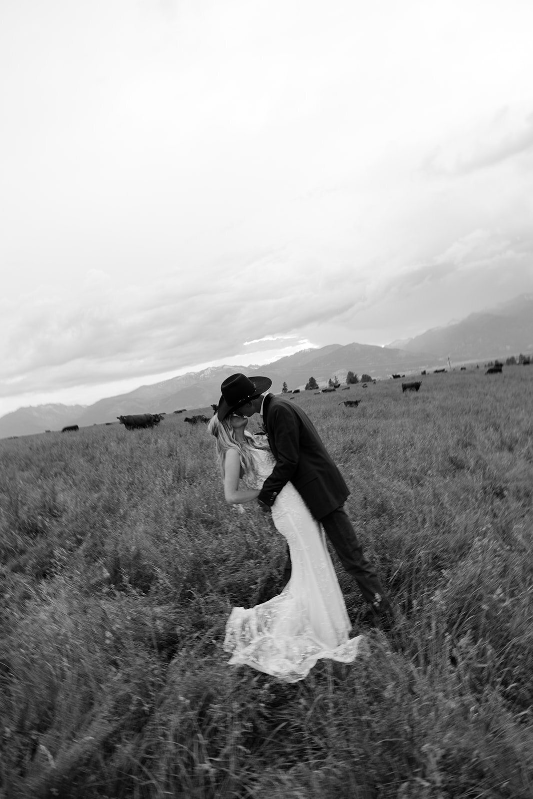 presley-gray-cowboy-luxury-montana-wedding-9024