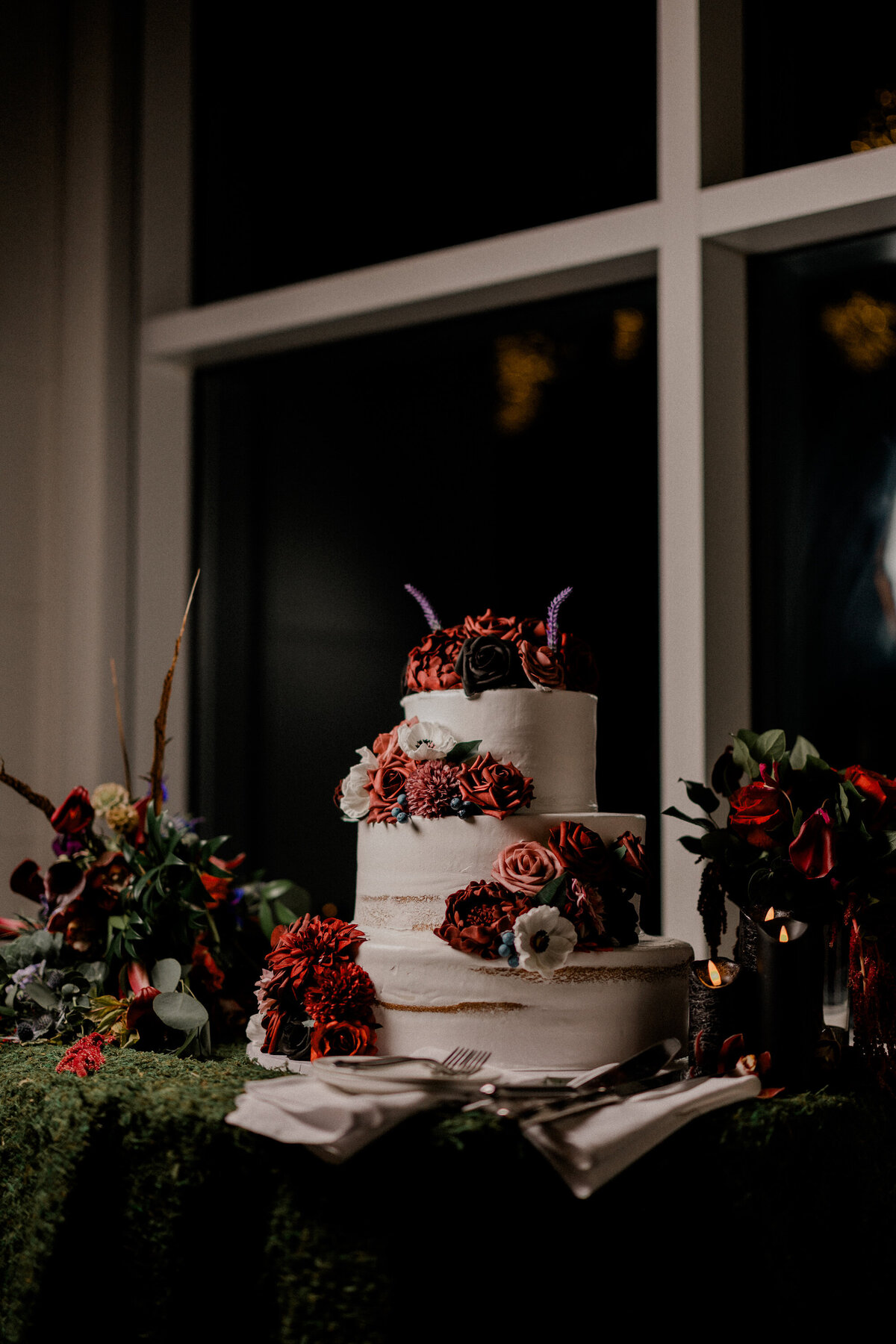fall-wedding-cake-at-cliff-house-maine