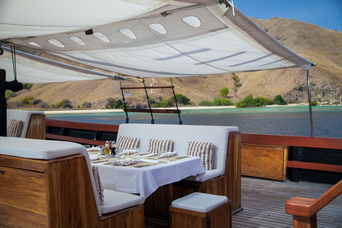 Samata Luxury Yacht Charter Komodo Dining 1