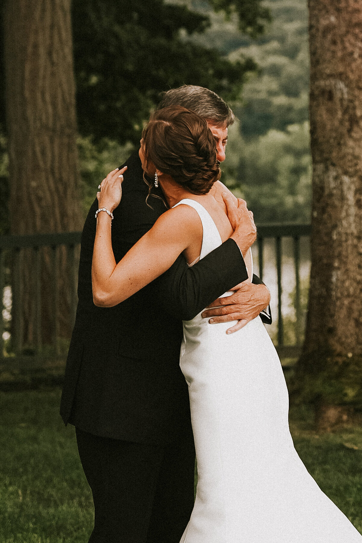first-look-with-father-of-the-bride-connecticut-wedding