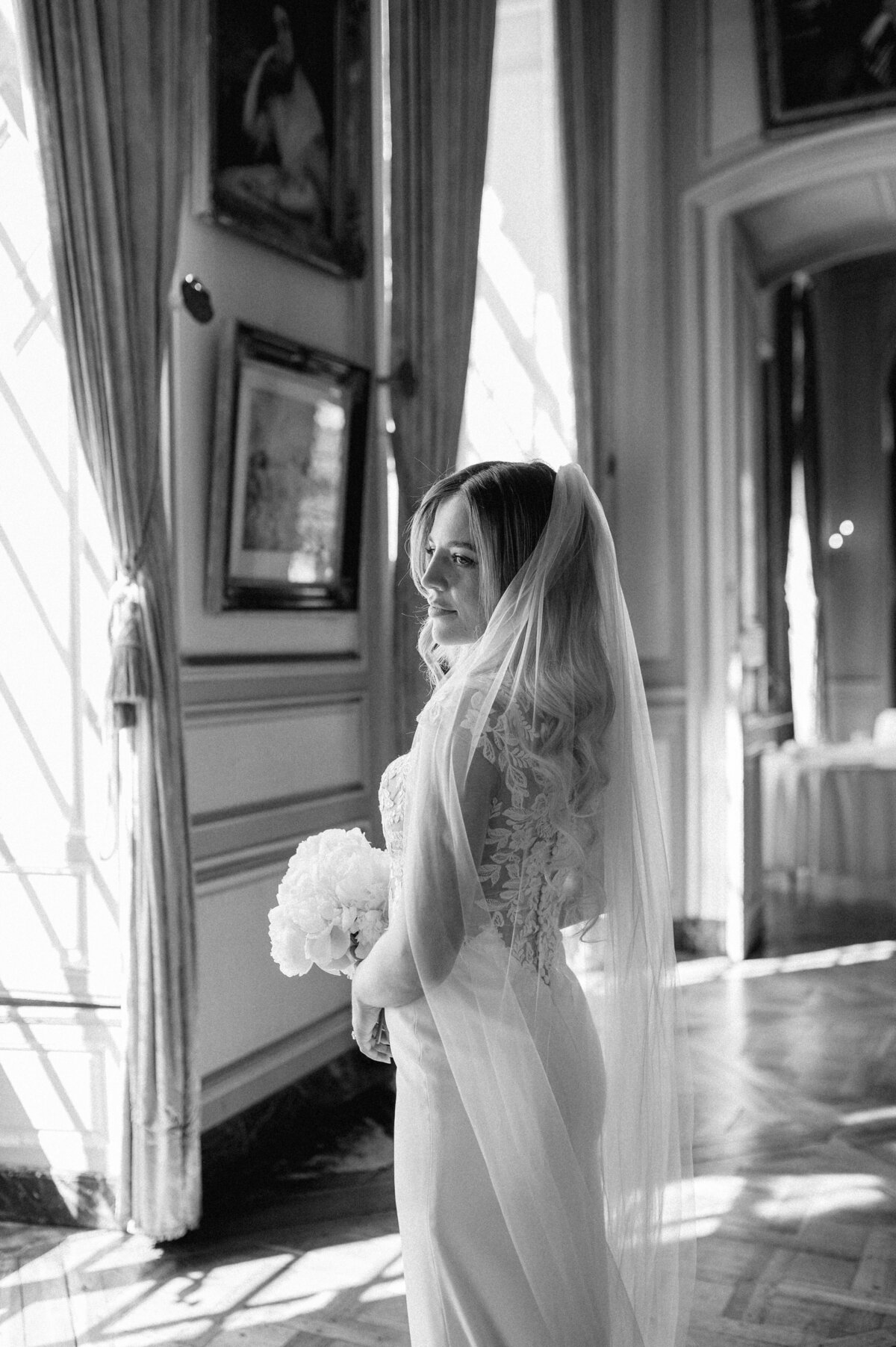 Mariage château de Champlâtreux Paris Photographe mariée noir et blanc