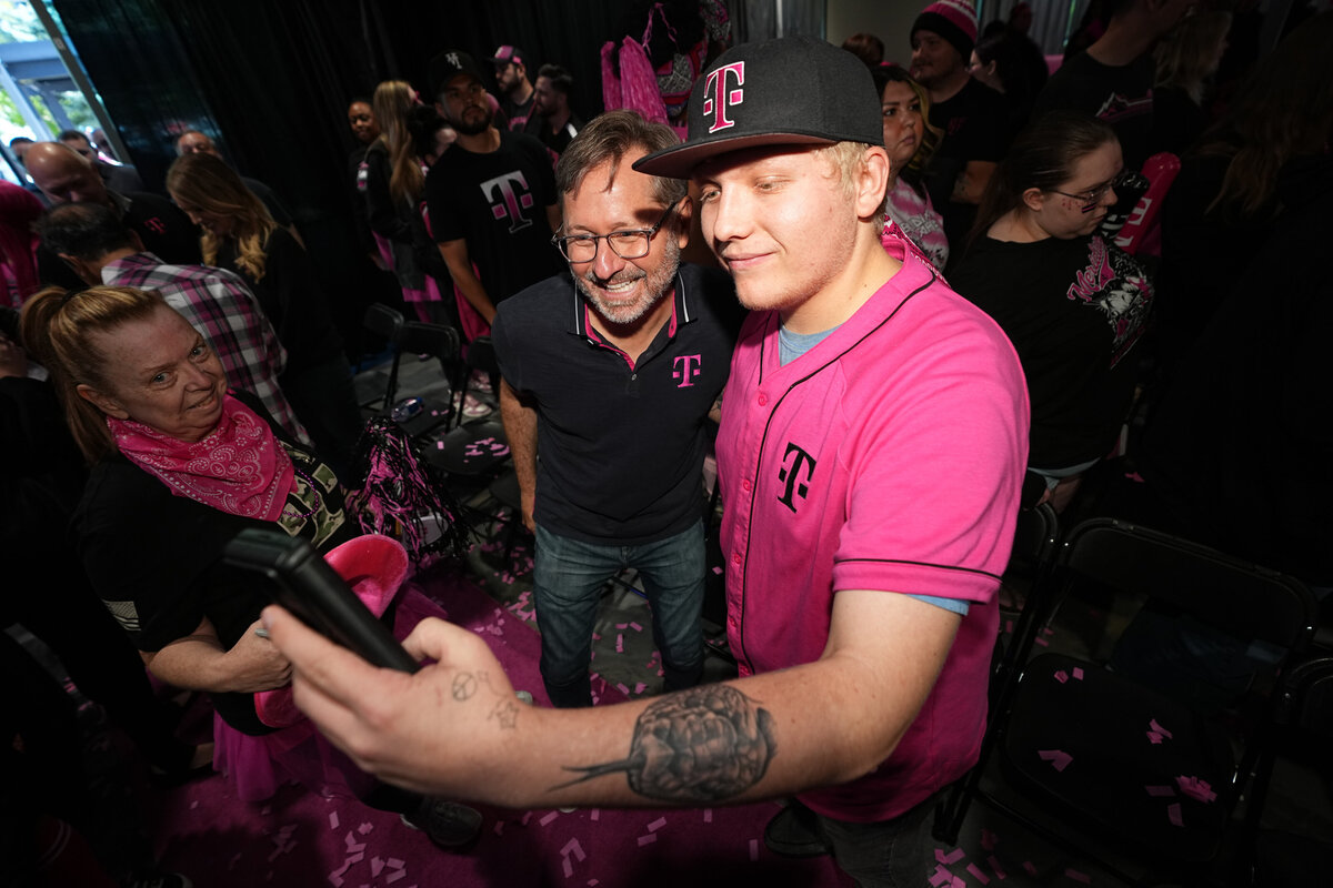 kansas-city-event-photography-0253-crowd-enjoying-tmobile-event