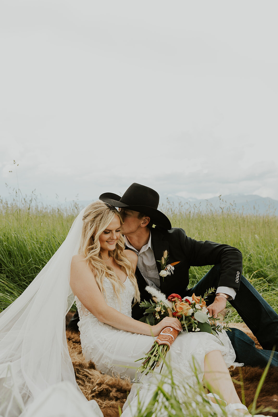 presley-gray-cowboy-luxury-montana-wedding-8256