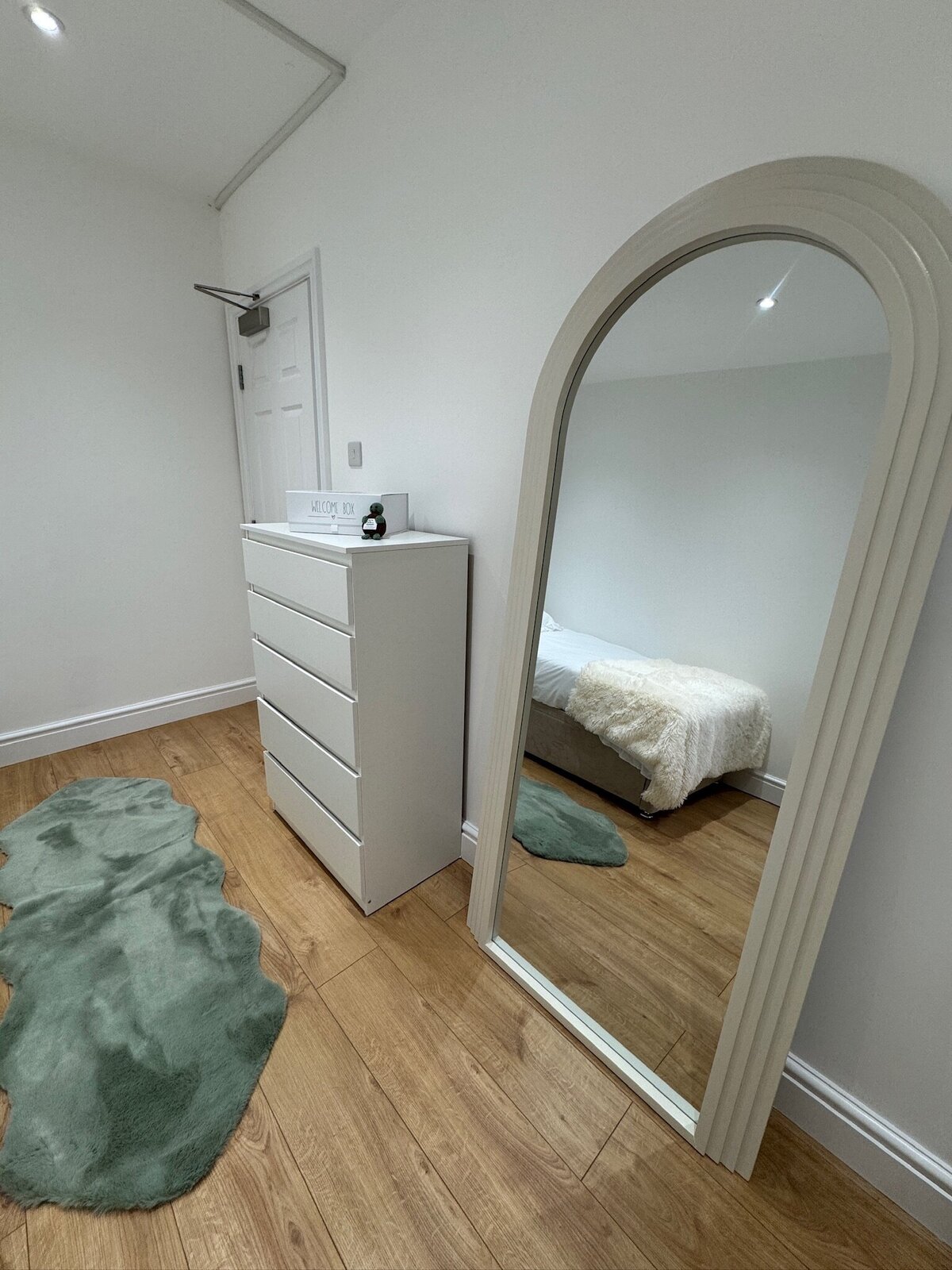 zintarah-haven-bedroom-rug-mirror-anima-youth-croydon