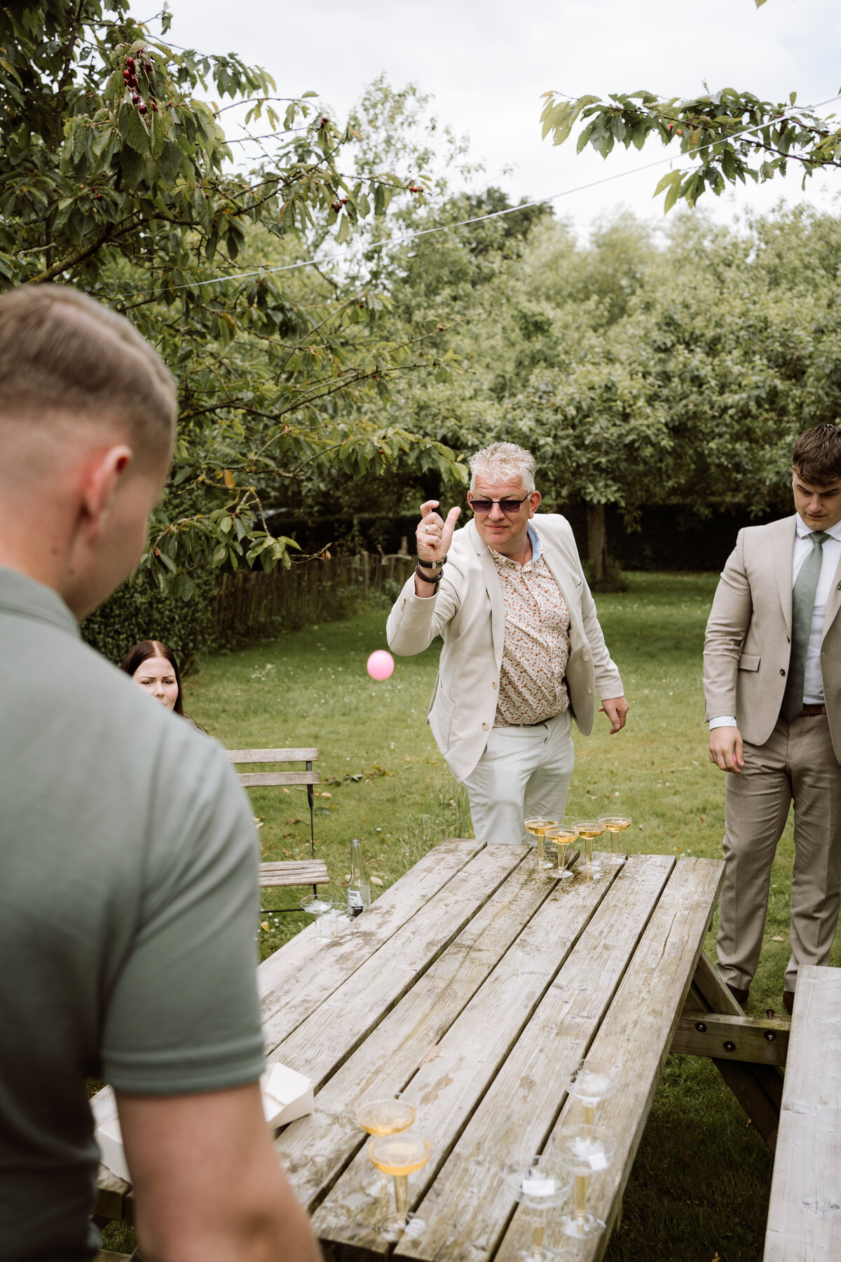 rouwfotograaf legt intieme bruiloft vast bij In de Kas bij Winnsen – spelletjes 