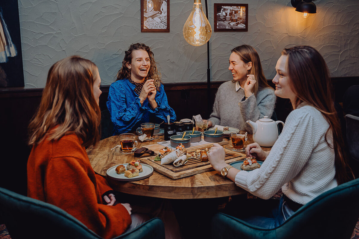 High tea met vriendinnen in de lunchroom van Berg's Bakery