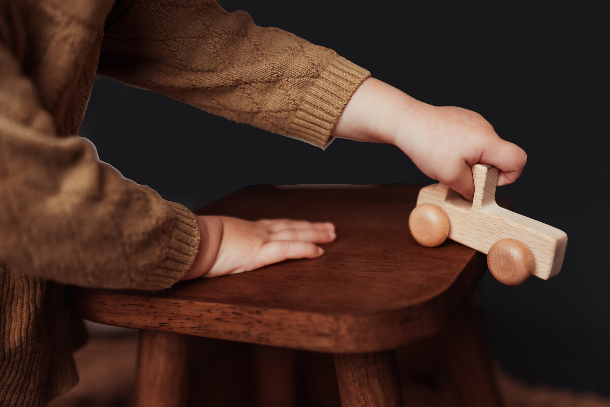studio-detail-of-toddler-hands