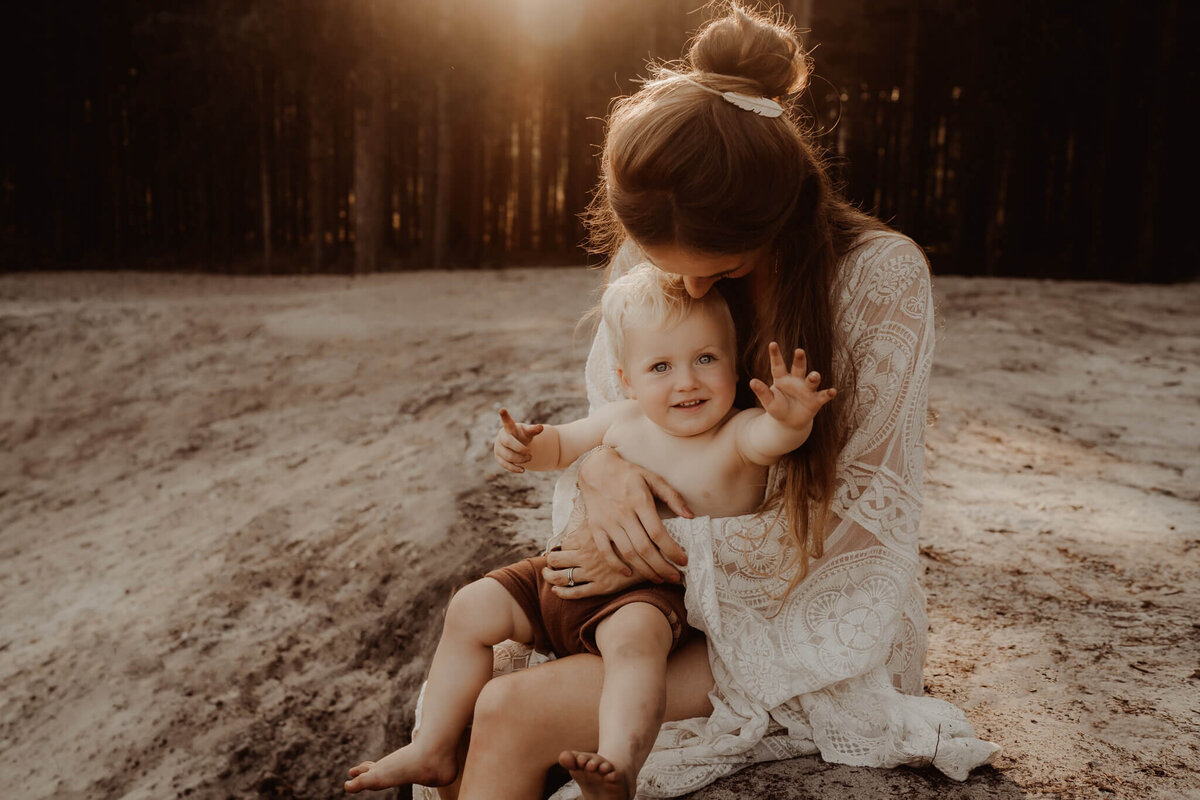 Mama en zoontje tijdens een mommy & me fotoshoot