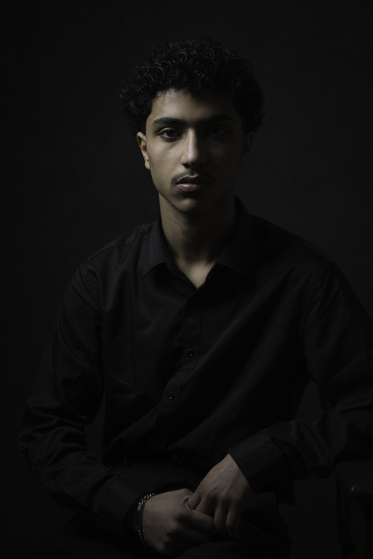 Studio Ace photography  Zaltbommel tijdloos donker portret van acteur in donkere setting