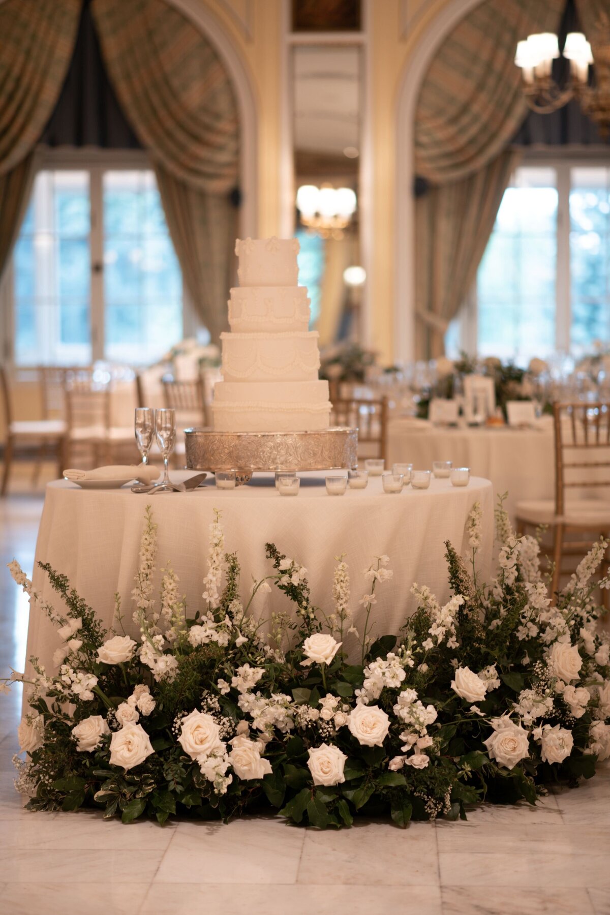 cake table flowers