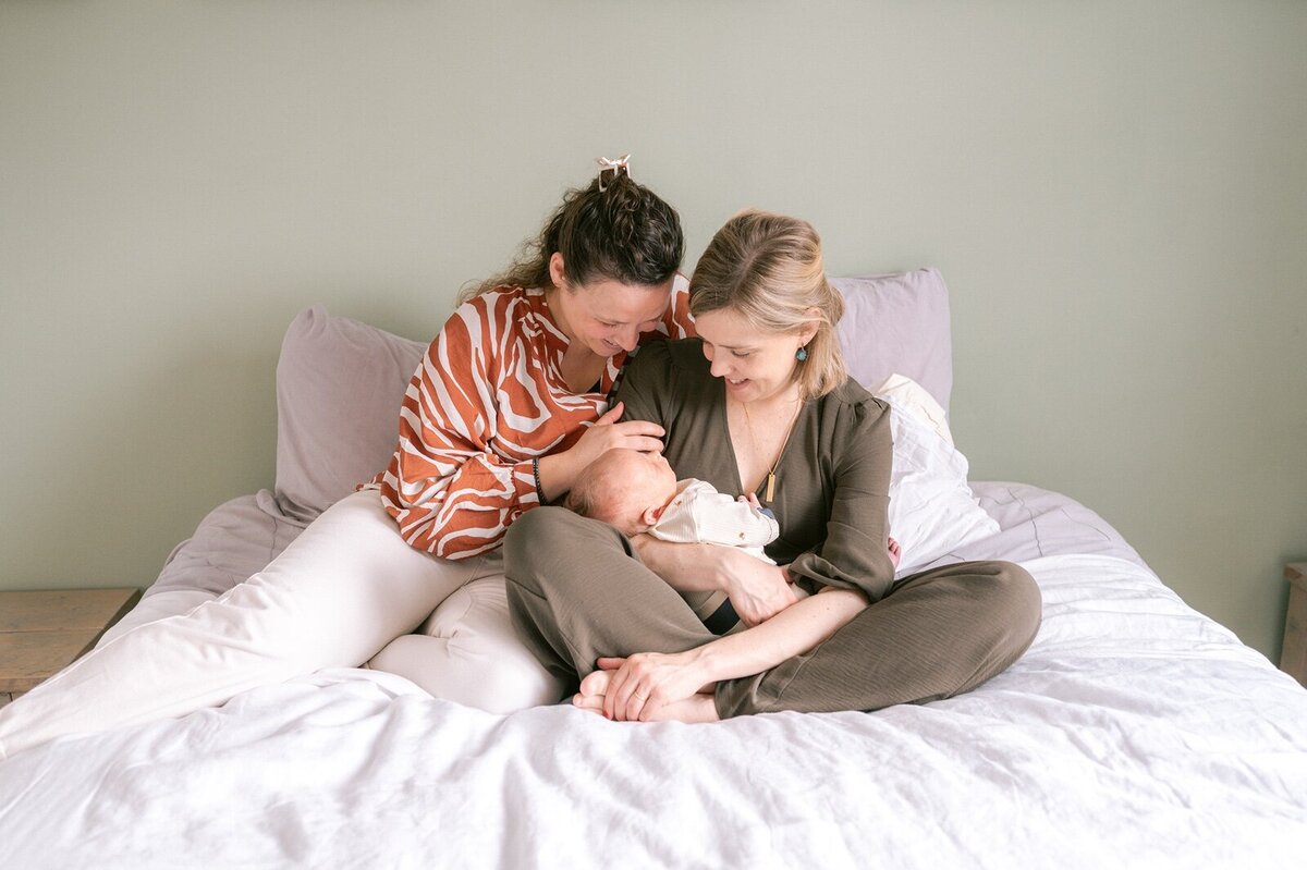 newborn-fotoshoot-leiden-moeder-en-baby-knuffel